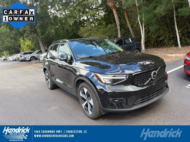 2025 VOLVO XC40