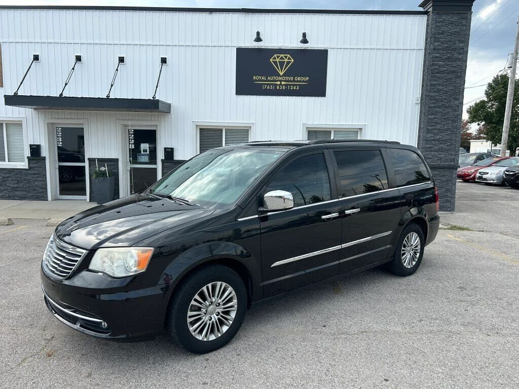 2013 CHRYSLER Town and Country