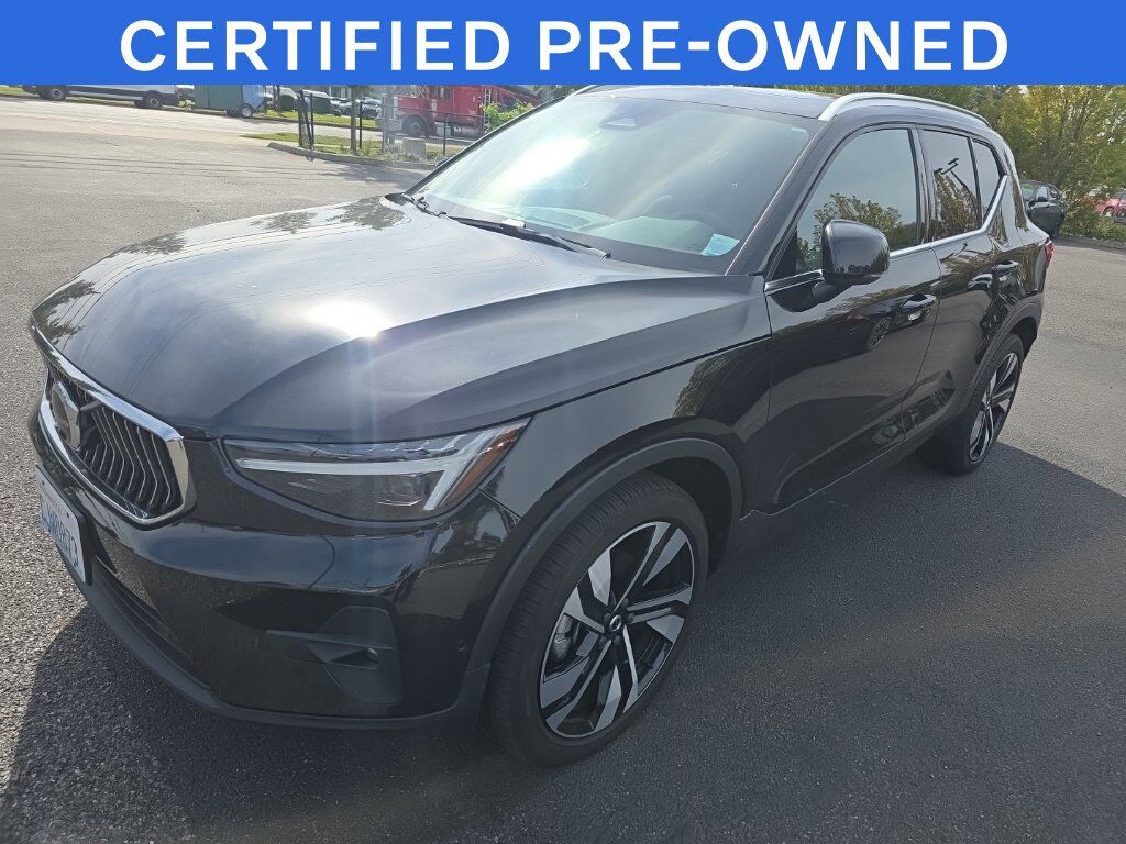 2023 VOLVO XC40