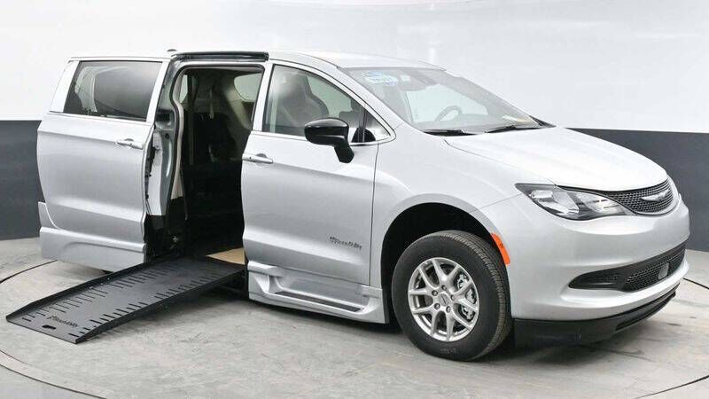 2024 CHRYSLER Voyager