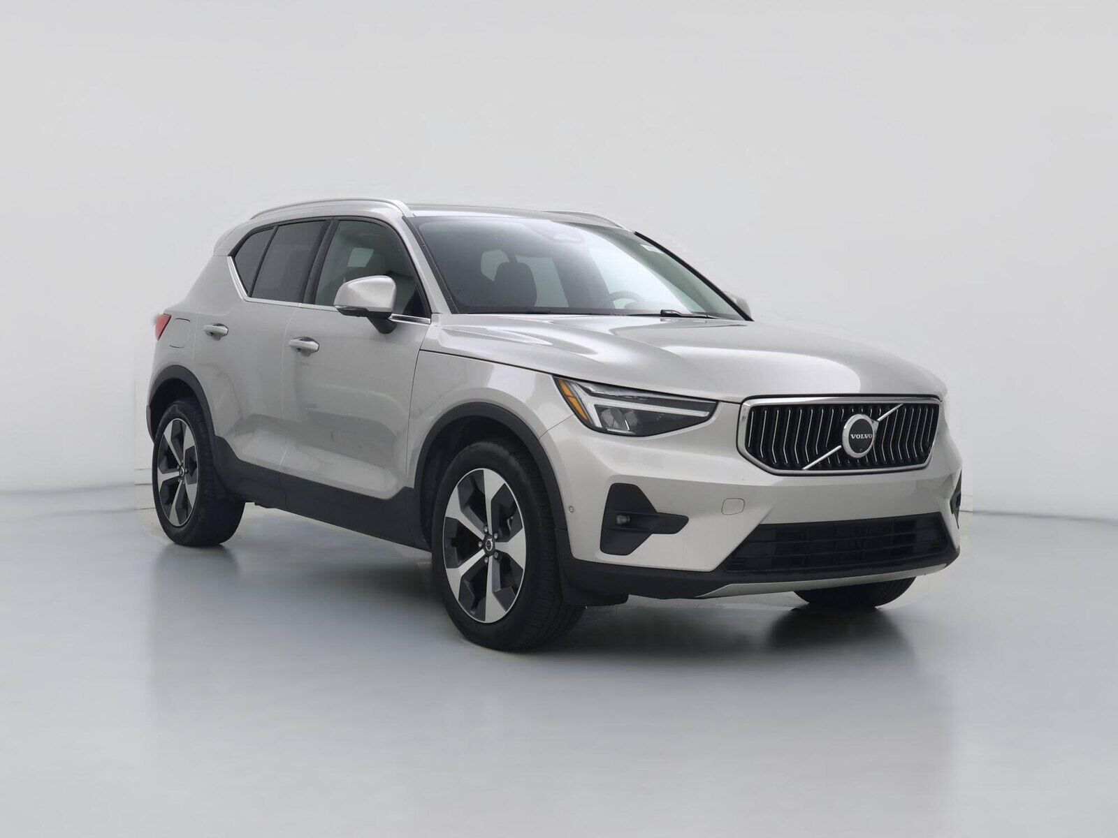 2025 VOLVO XC40