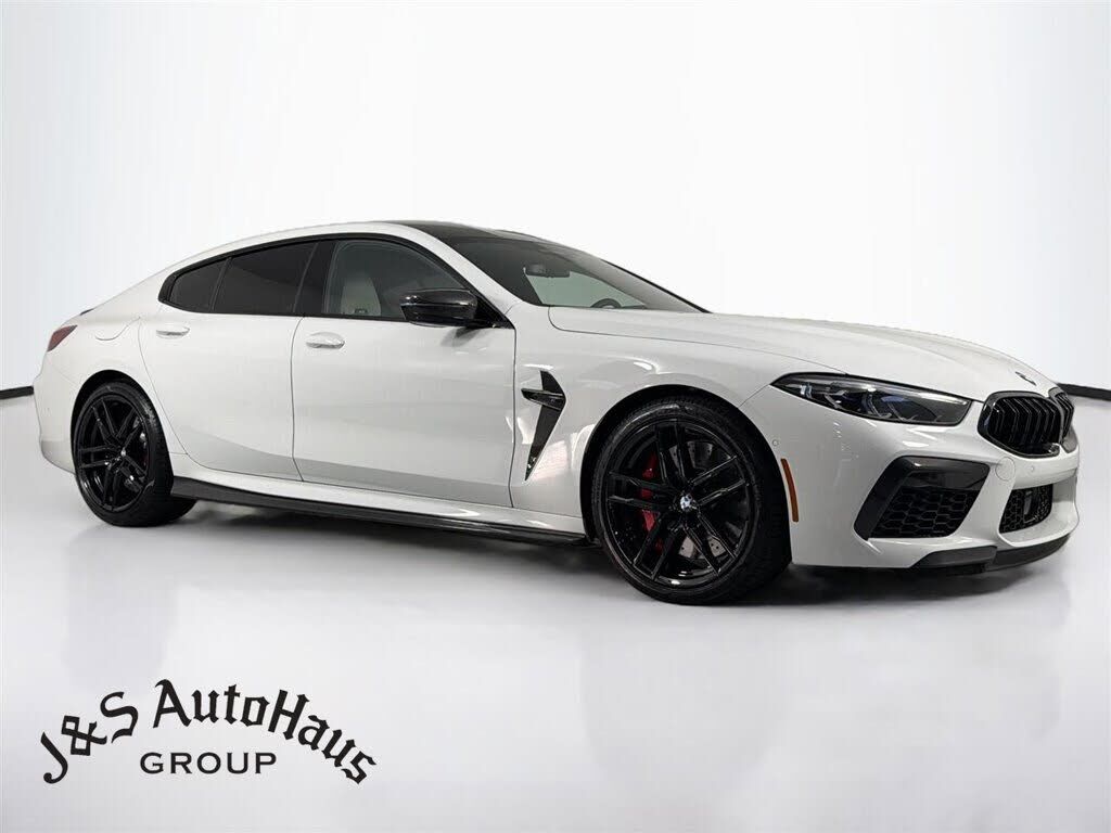 2022 BMW M8