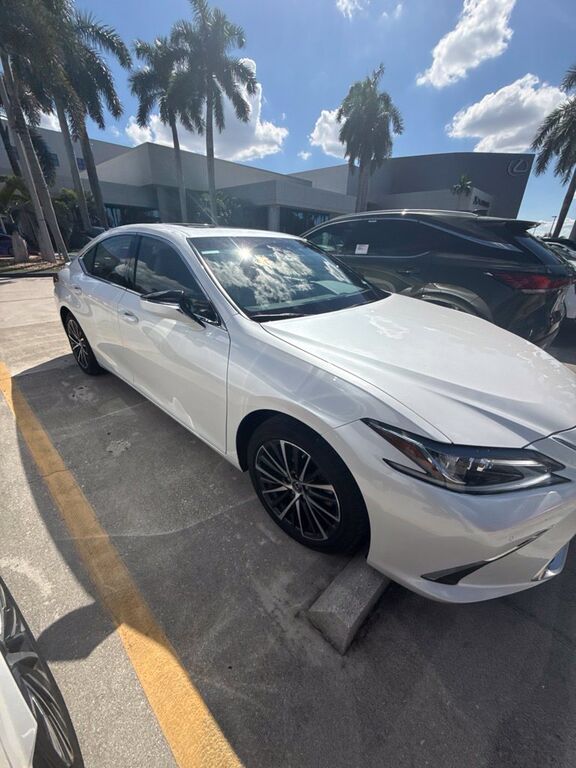 2025 LEXUS ES