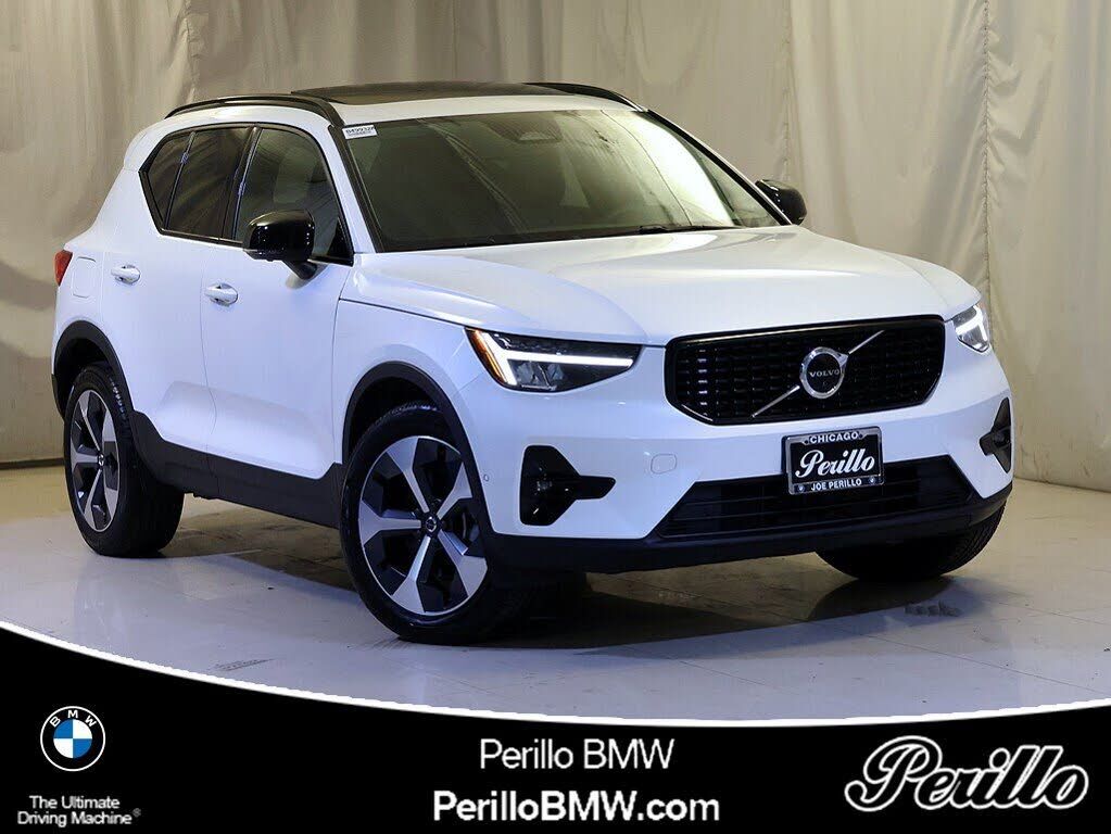 2023 VOLVO XC40