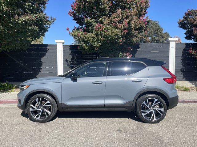 2022 VOLVO XC40