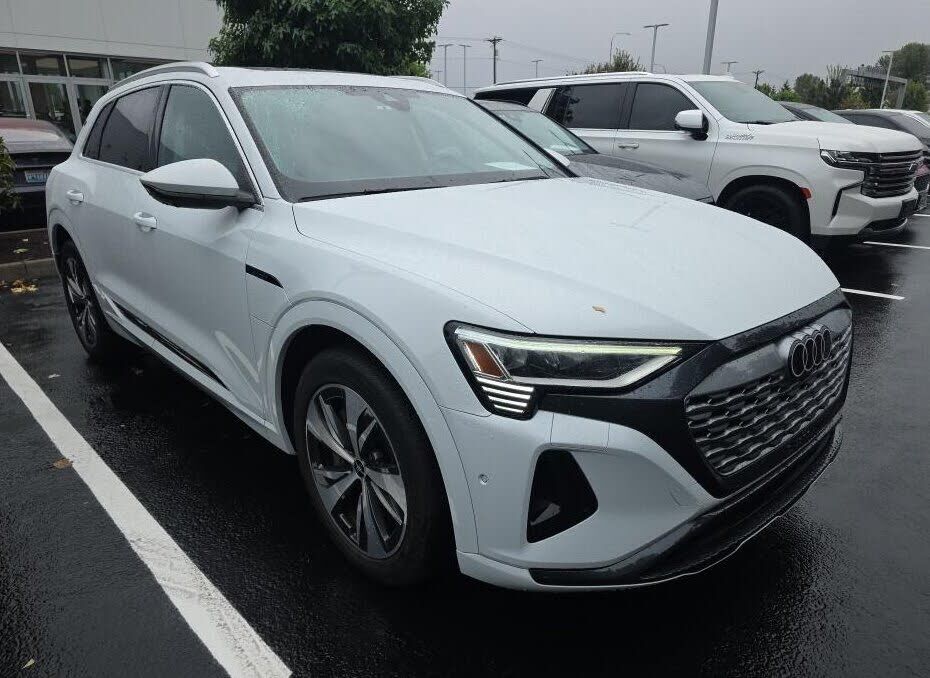 2024 AUDI Q8