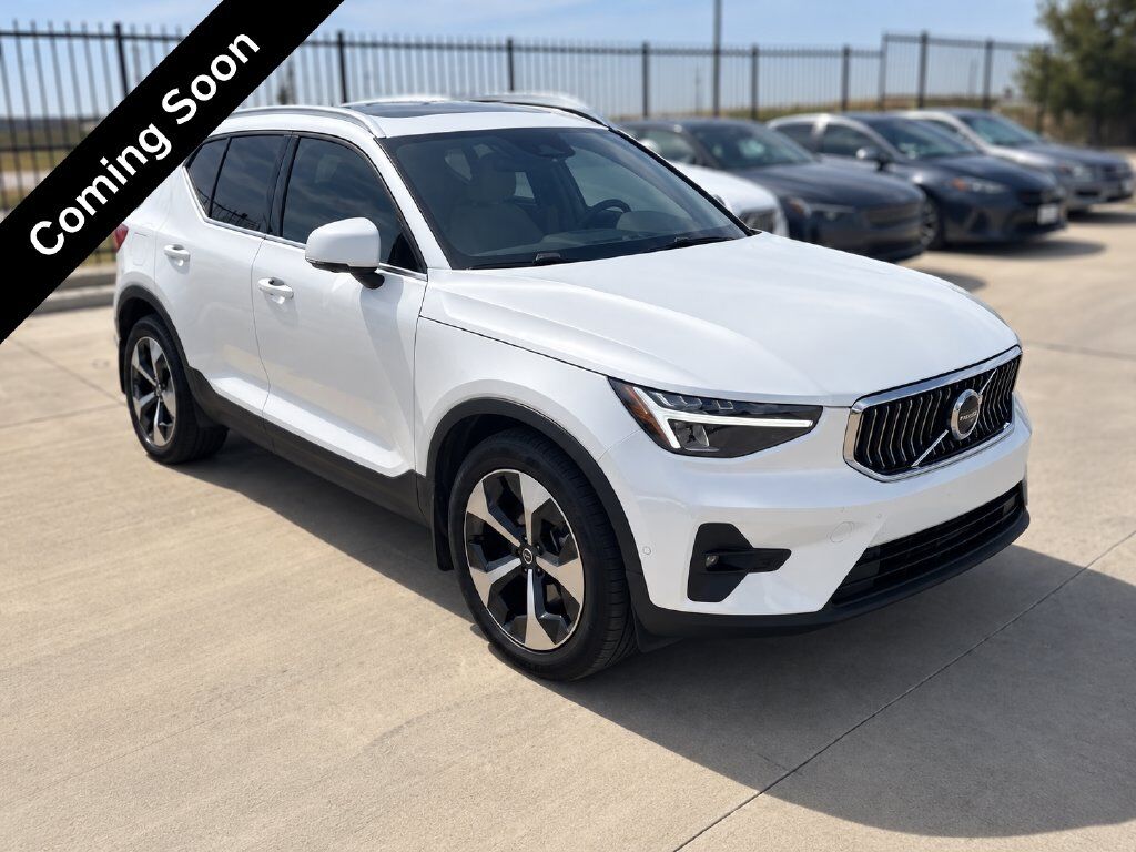 2024 VOLVO XC40