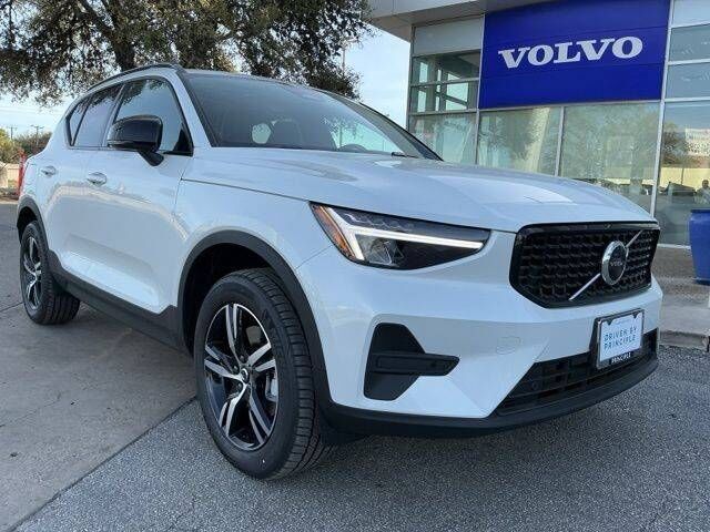 2026 VOLVO XC40