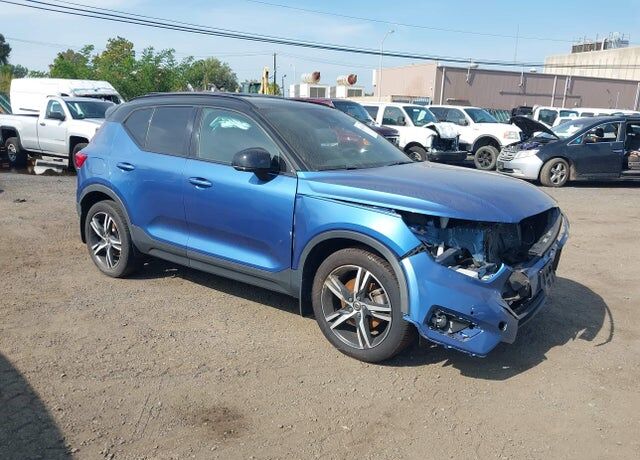 2021 VOLVO XC40