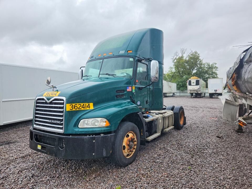 2017 MACK CXU