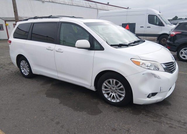 2012 TOYOTA Sienna