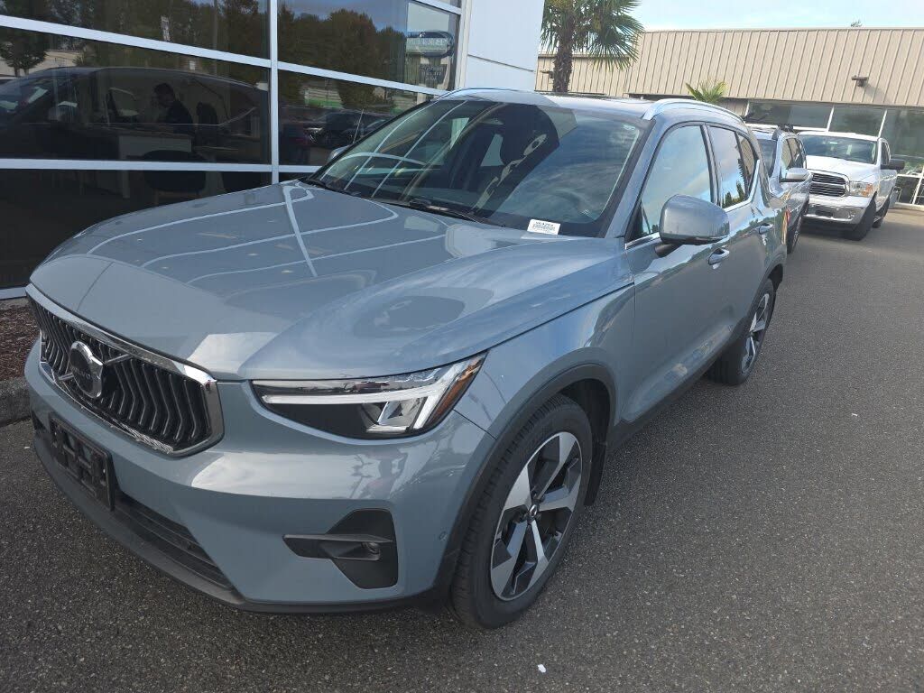 2023 VOLVO XC40