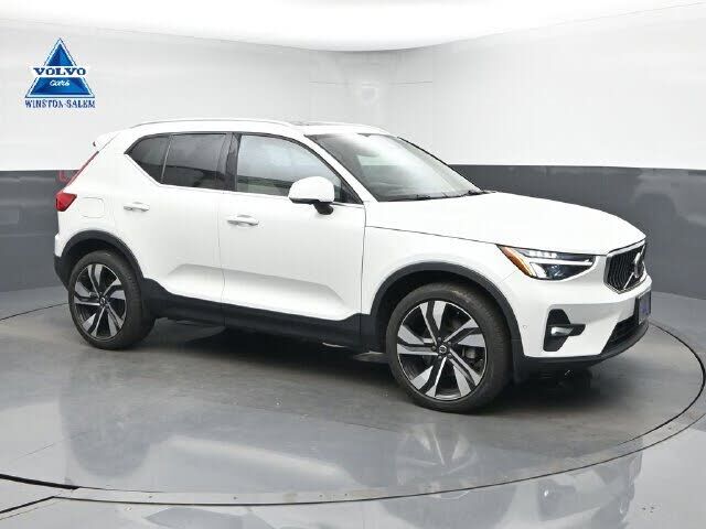 2024 VOLVO XC40
