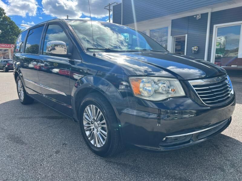 2013 CHRYSLER Town and Country