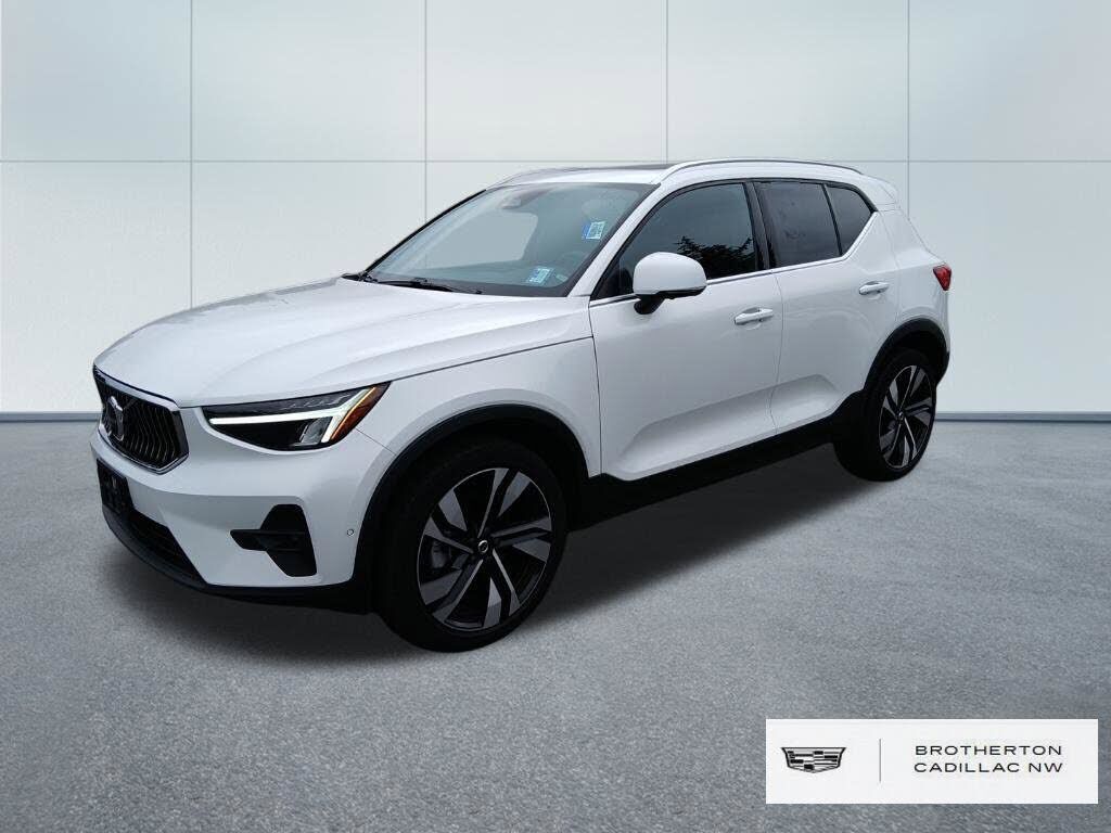 2023 VOLVO XC40