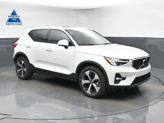 2024 VOLVO XC40