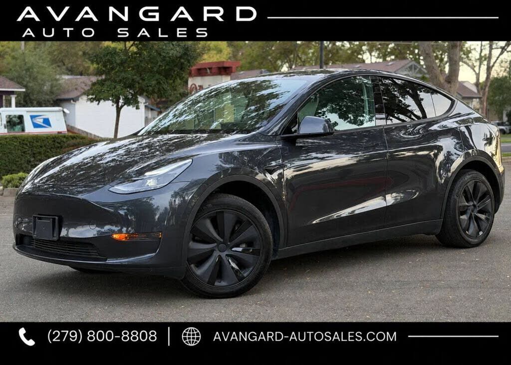 2025 TESLA Model Y