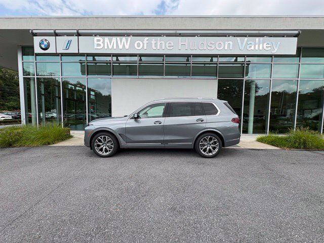 2027 BMW X7