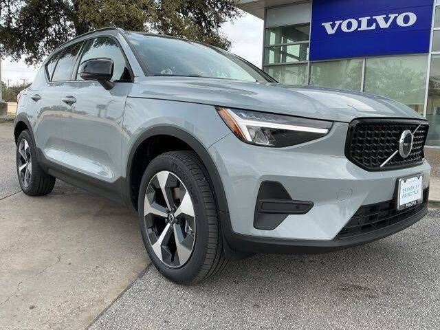 2026 VOLVO XC40