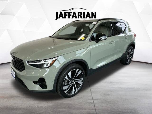 2024 VOLVO XC40