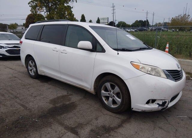 2011 TOYOTA Sienna