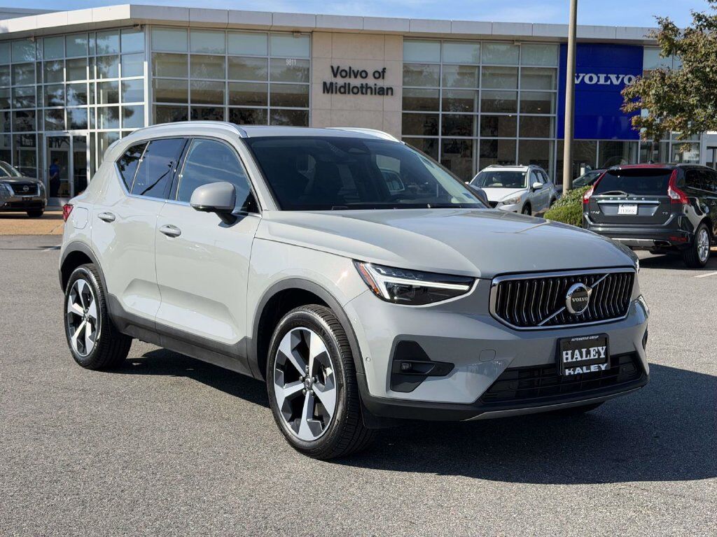 2025 VOLVO XC40
