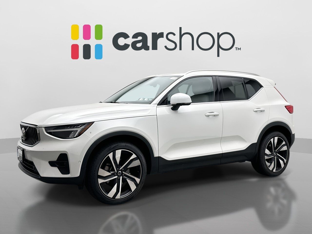2023 VOLVO XC40