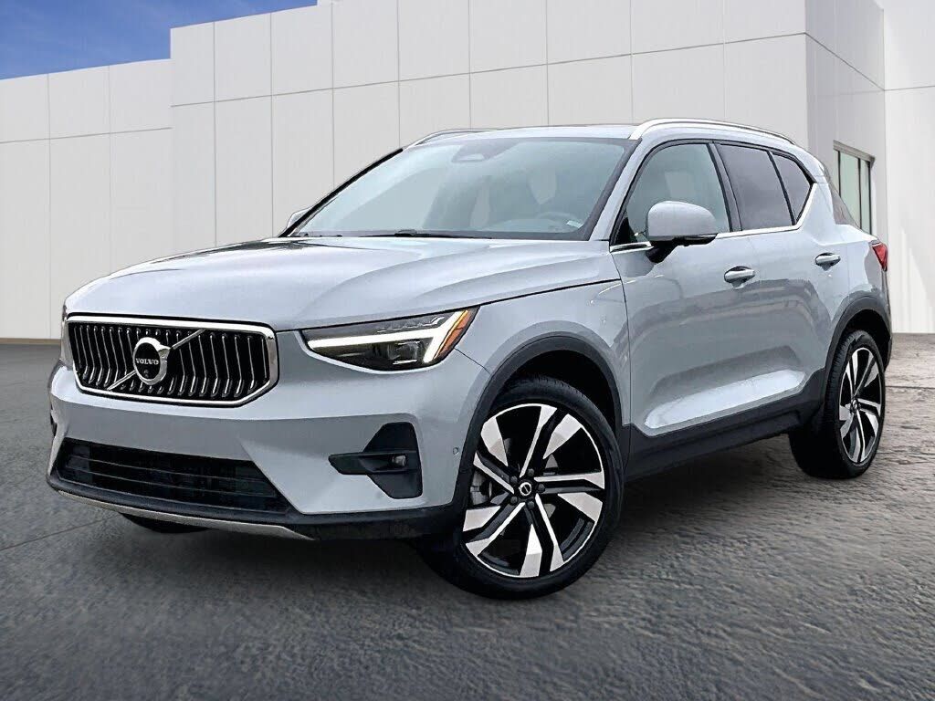2024 VOLVO XC40