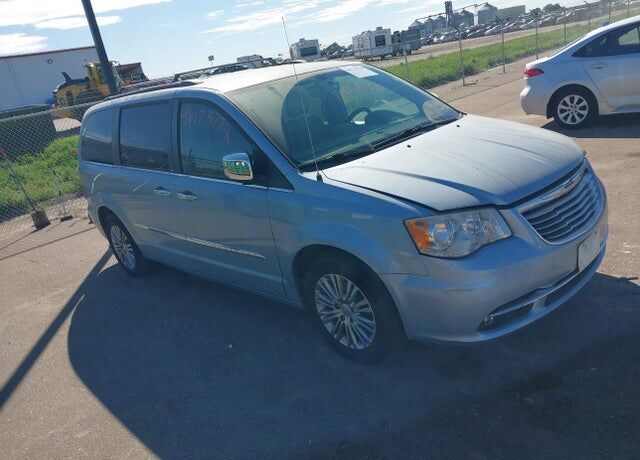 2013 CHRYSLER Town and Country