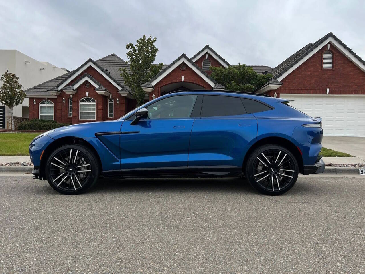 2023 ASTON MARTIN DBX