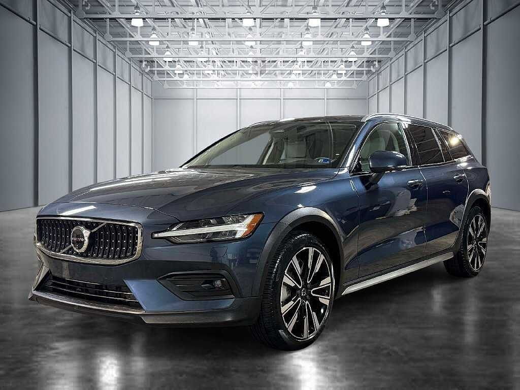 2025 VOLVO V60CC