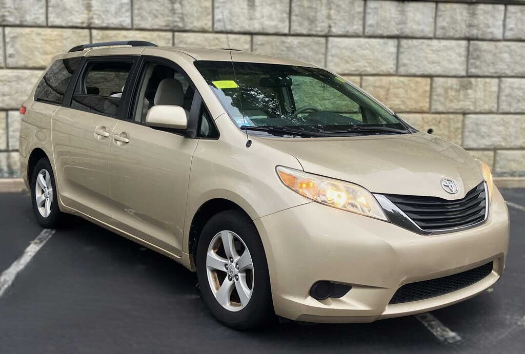 2011 TOYOTA Sienna