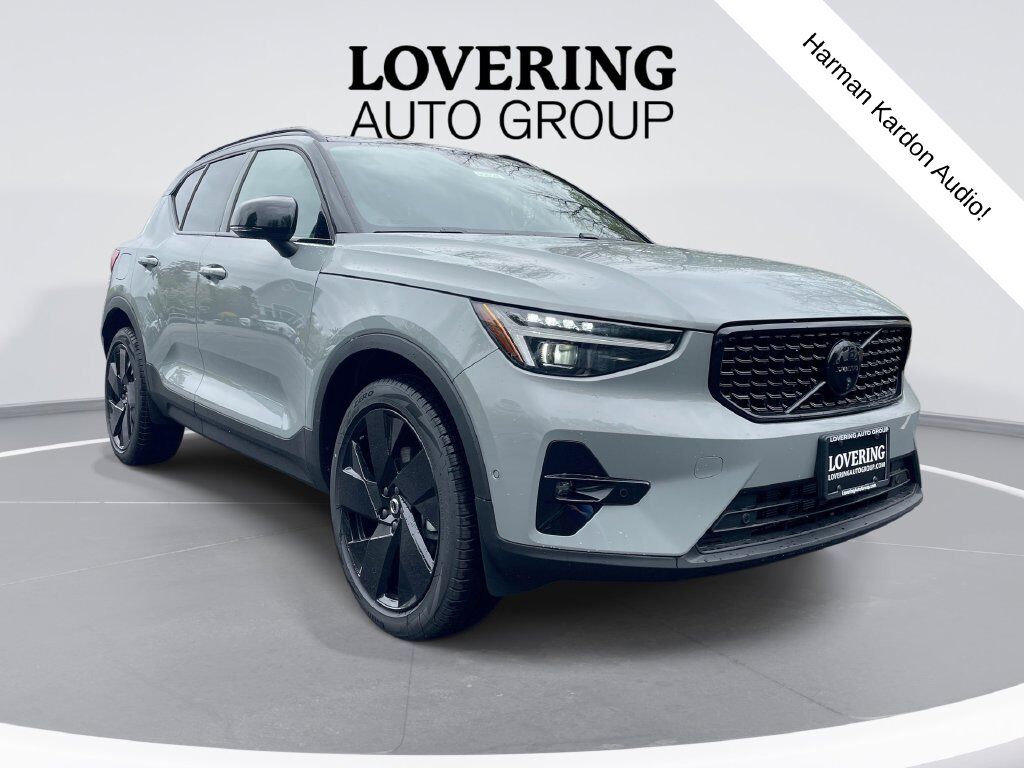 2026 VOLVO XC40
