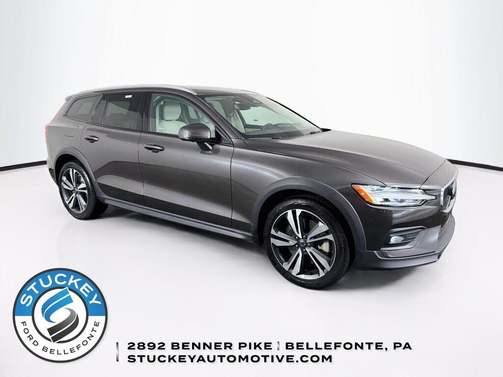 2025 VOLVO V60CC