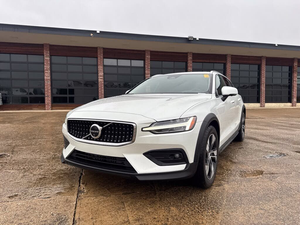 2025 VOLVO V60CC