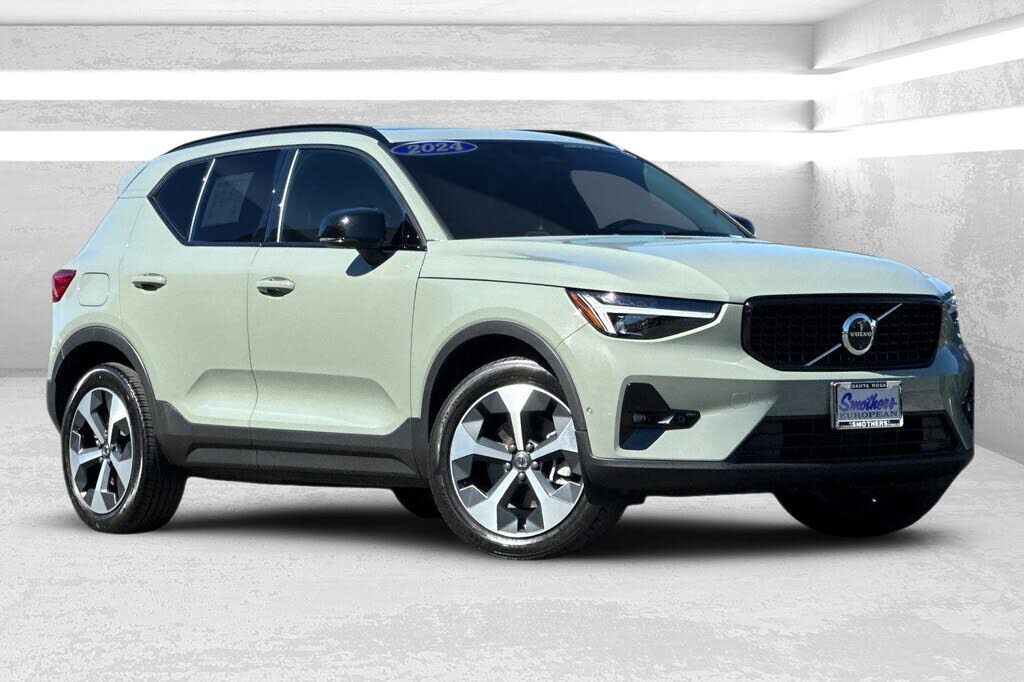 2024 VOLVO XC40