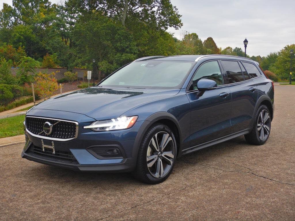 2025 VOLVO V60CC