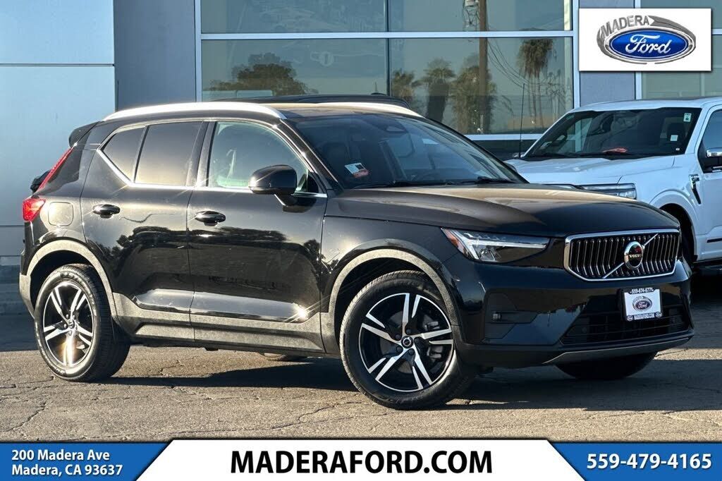 2023 VOLVO XC40