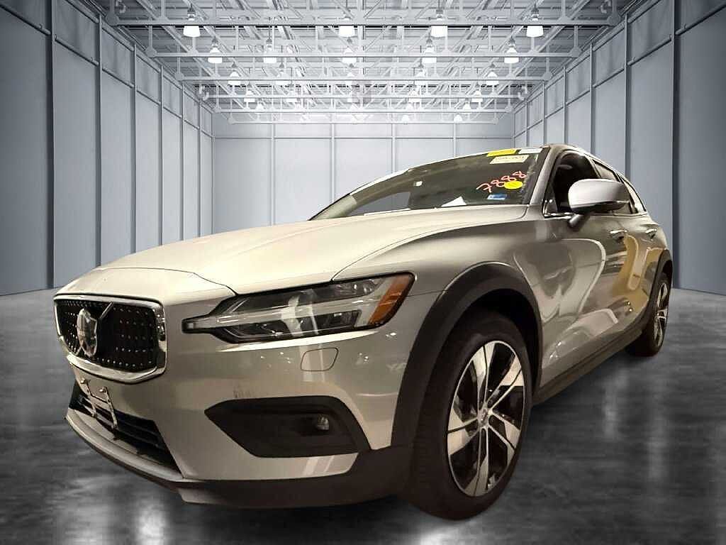 2025 VOLVO V60CC