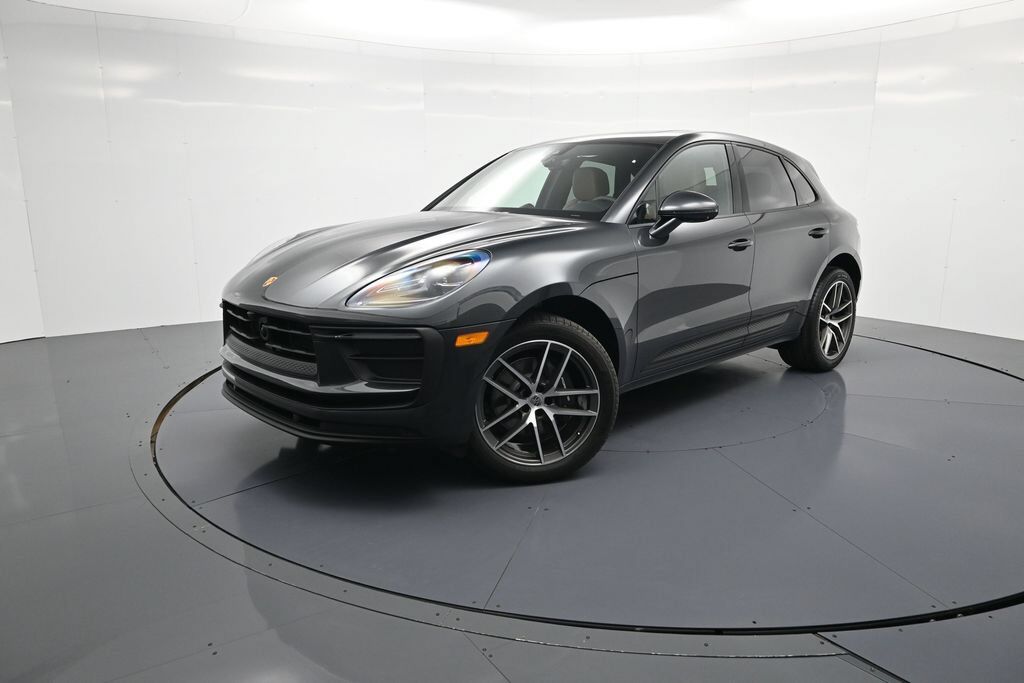 2026 PORSCHE Macan