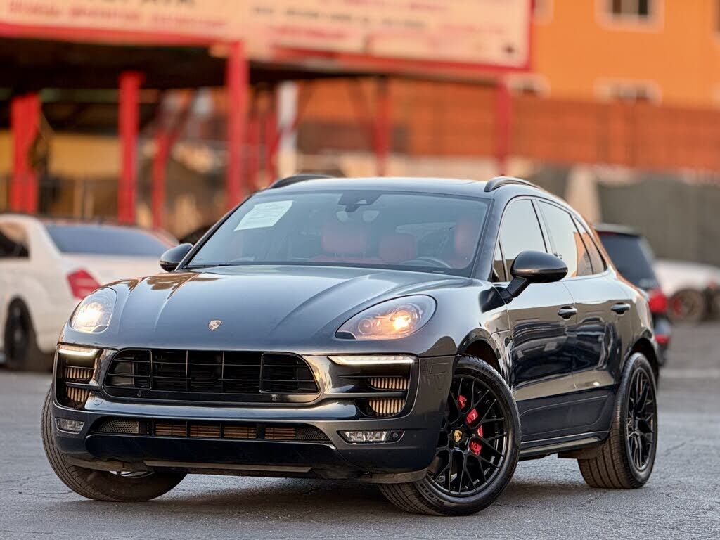2018 PORSCHE Macan