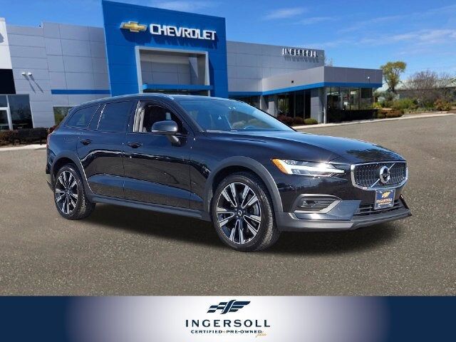 2022 VOLVO V60CC