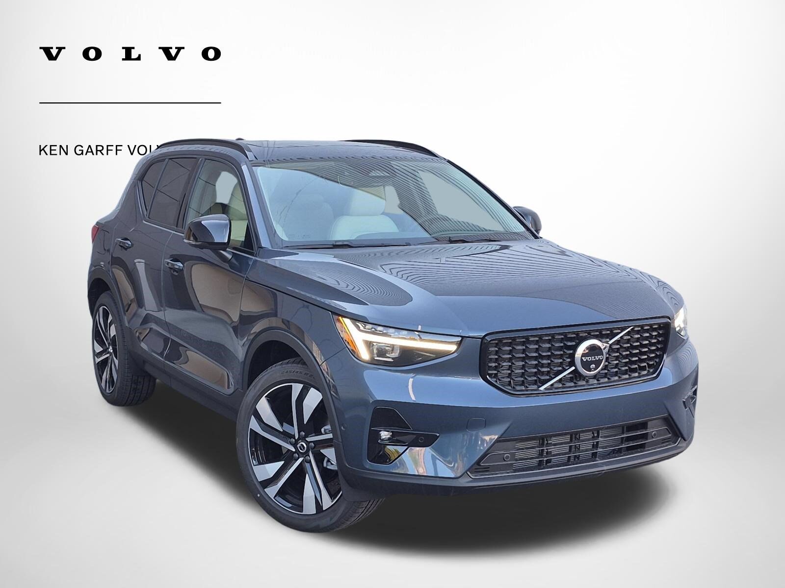 2026 VOLVO XC40