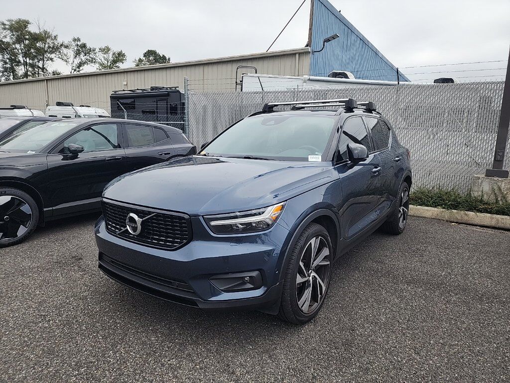 2022 VOLVO XC40