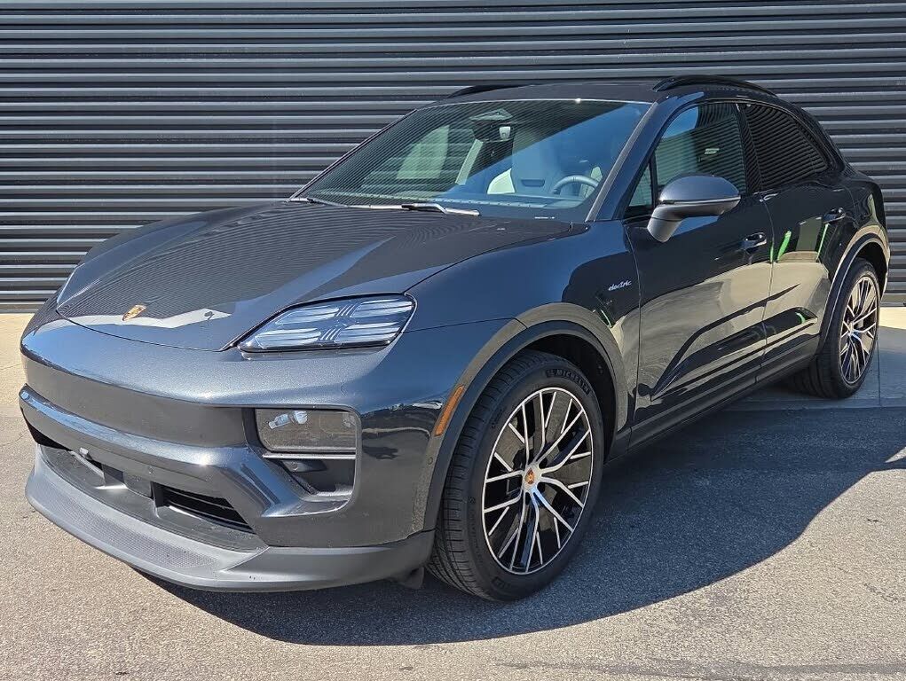 2026 PORSCHE Macan