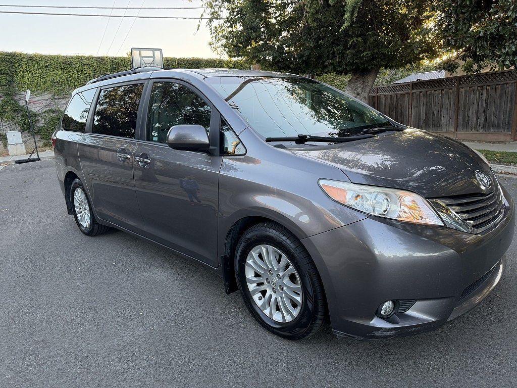 2017 TOYOTA Sienna