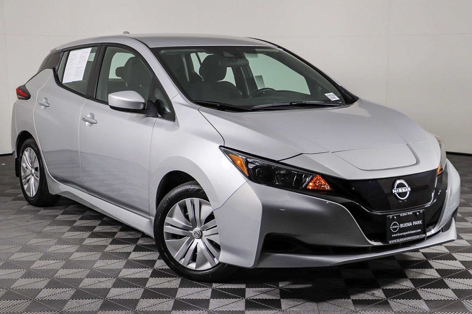 2025 NISSAN Leaf