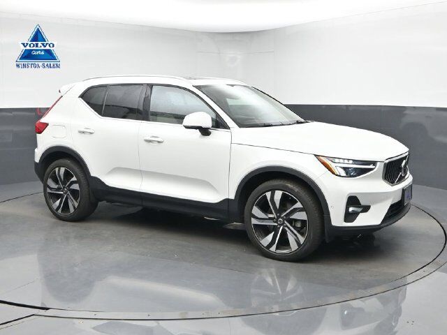 2024 VOLVO XC40