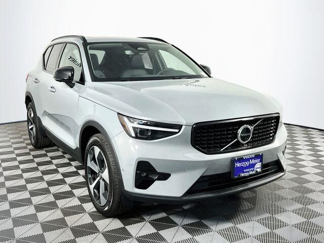 2026 VOLVO XC40