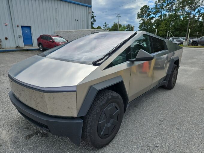 2025 TESLA Cybertruck